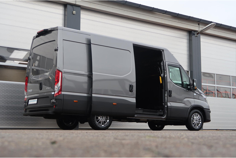 Iveco Daily 35S18HV 3.0 L2H2 AUT/ 2X SCHUIFDEUR/ CAMERA/ LED/ CRUISE/ CLIMA/ NAVI - Furgón: foto 4 Iveco Daily 35S18HV 3.0 L2H2 AUT/ 2X SCHUIFDEUR/ CAMERA/ LED/ CRUISE/ CLIMA/ NAVI - Furgón: foto 4
