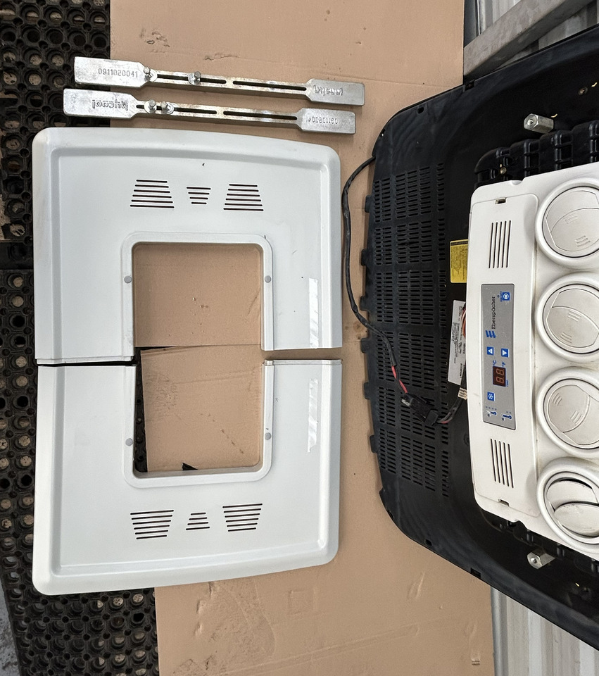 COOLTRONIC 1400 G2 SLIM HATCH - Pieza de aire acondicionado para Camión: foto 2 COOLTRONIC 1400 G2 SLIM HATCH - Pieza de aire acondicionado para Camión: foto 2