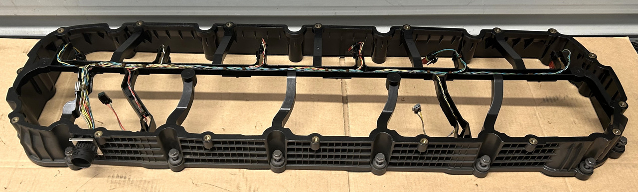 DAF ENGINE VALVE COVER + SPACER FRAME XF 106 - Cabezal de bloque: foto 5 DAF ENGINE VALVE COVER + SPACER FRAME XF 106 - Cabezal de bloque: foto 5