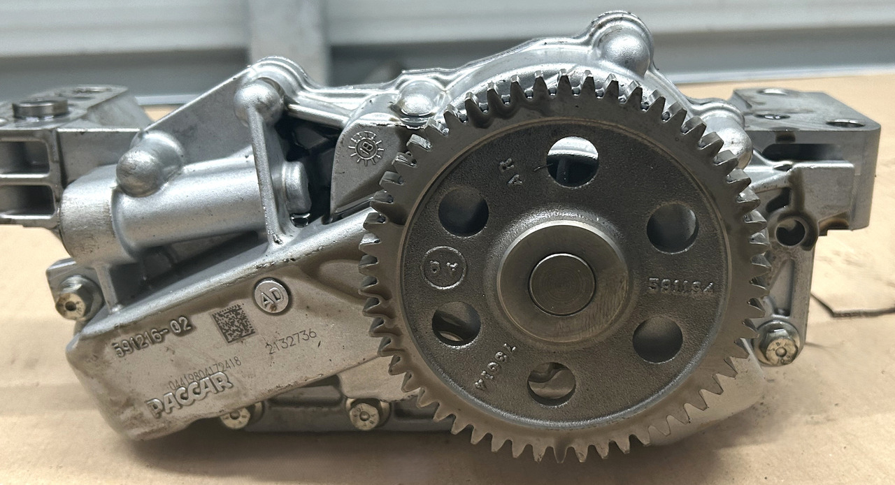 DAF OIL PUMP WITH PIPES DAF XF 106 480 - Bomba de aceite: foto 5 DAF OIL PUMP WITH PIPES DAF XF 106 480 - Bomba de aceite: foto 5