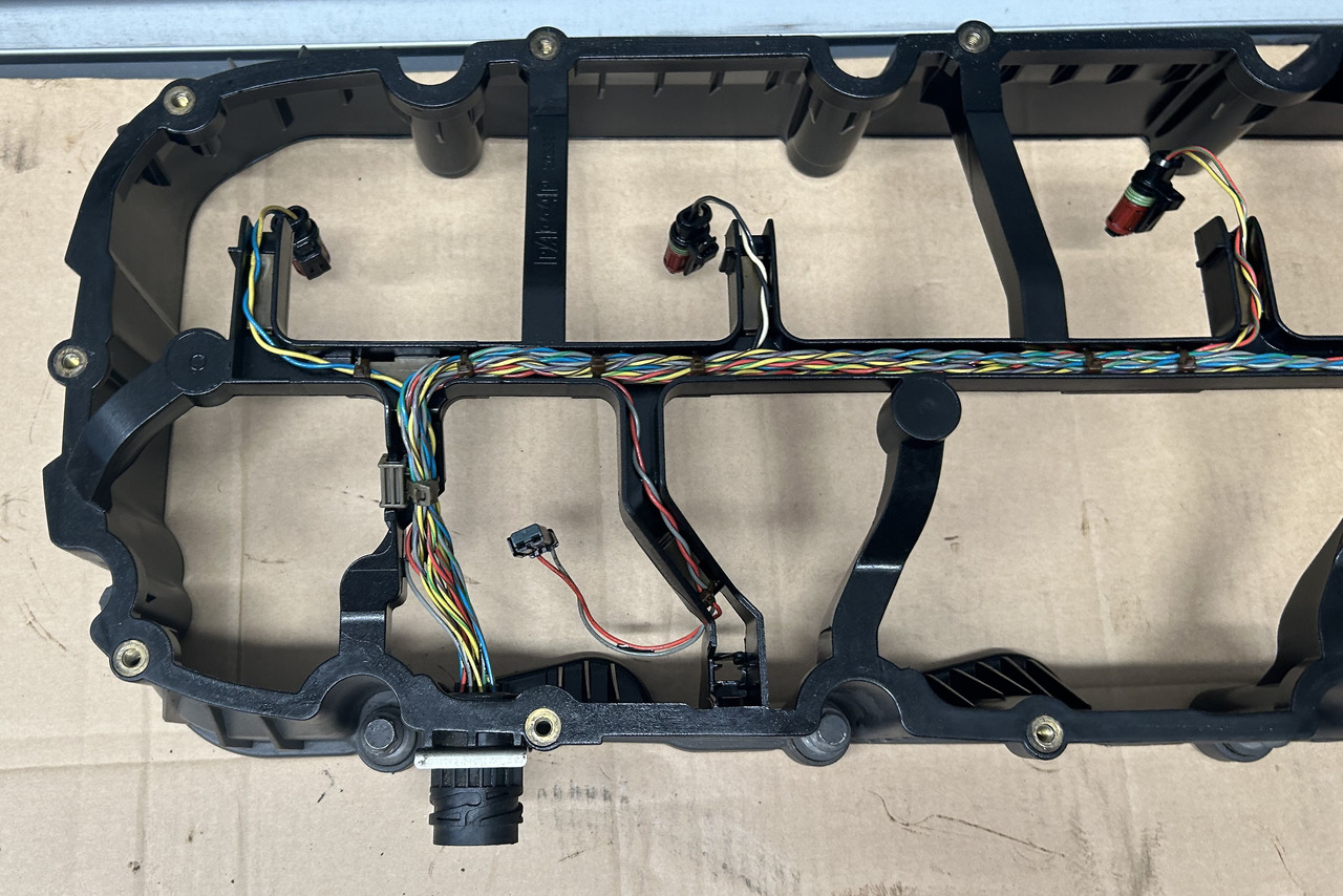 DAF SPACER FRAME ENGINE VALVE COVER XF 106 480 2033255 - Cabezal de bloque: foto 4 DAF SPACER FRAME ENGINE VALVE COVER XF 106 480 2033255 - Cabezal de bloque: foto 4