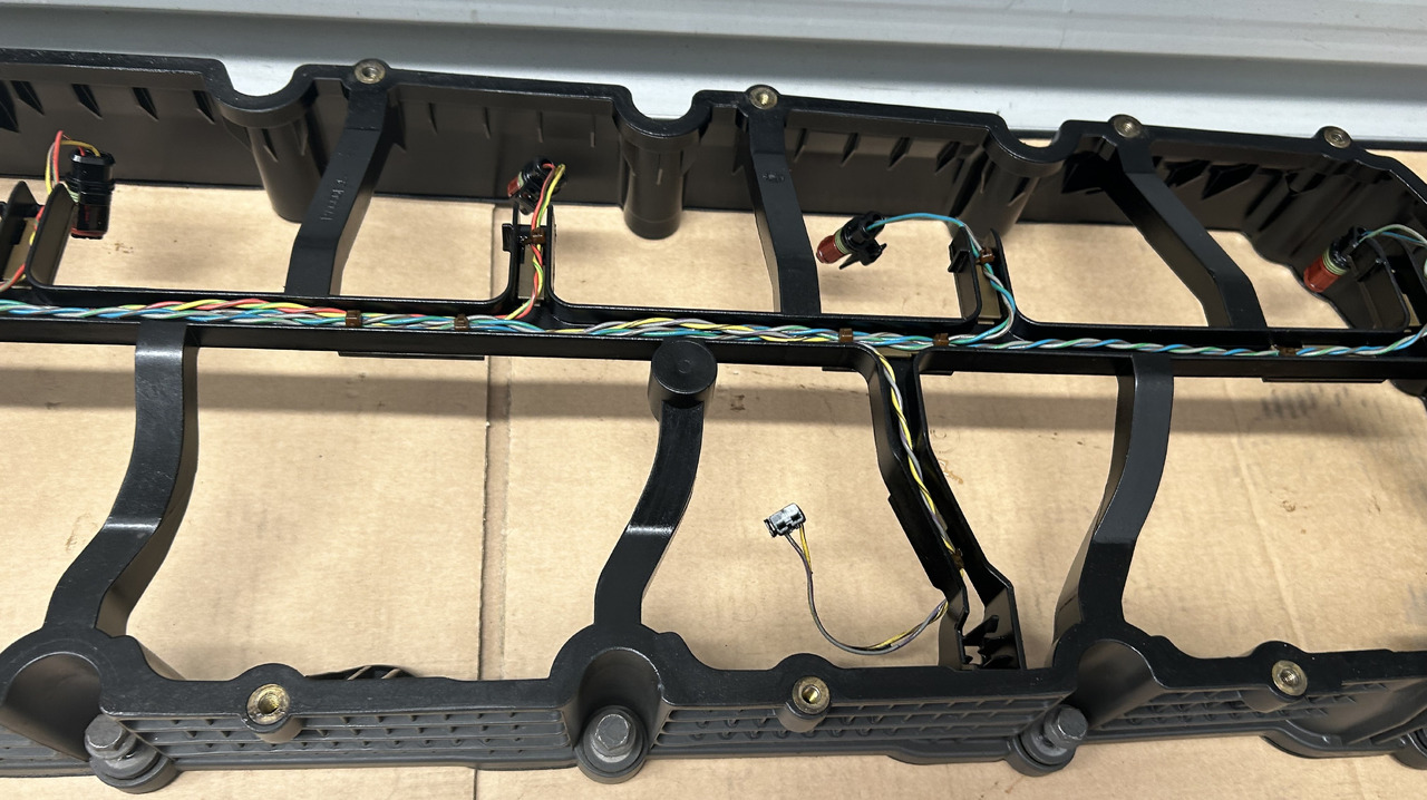 DAF SPACER FRAME ENGINE VALVE COVER XF 106 480 2033255 - Cabezal de bloque: foto 3 DAF SPACER FRAME ENGINE VALVE COVER XF 106 480 2033255 - Cabezal de bloque: foto 3