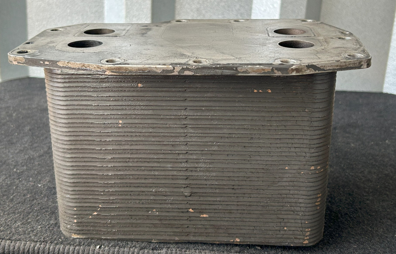 DAF XF 106 MX-11 44 OIL COOLER - Enfriador de aceite: foto 3 DAF XF 106 MX-11 44 OIL COOLER - Enfriador de aceite: foto 3