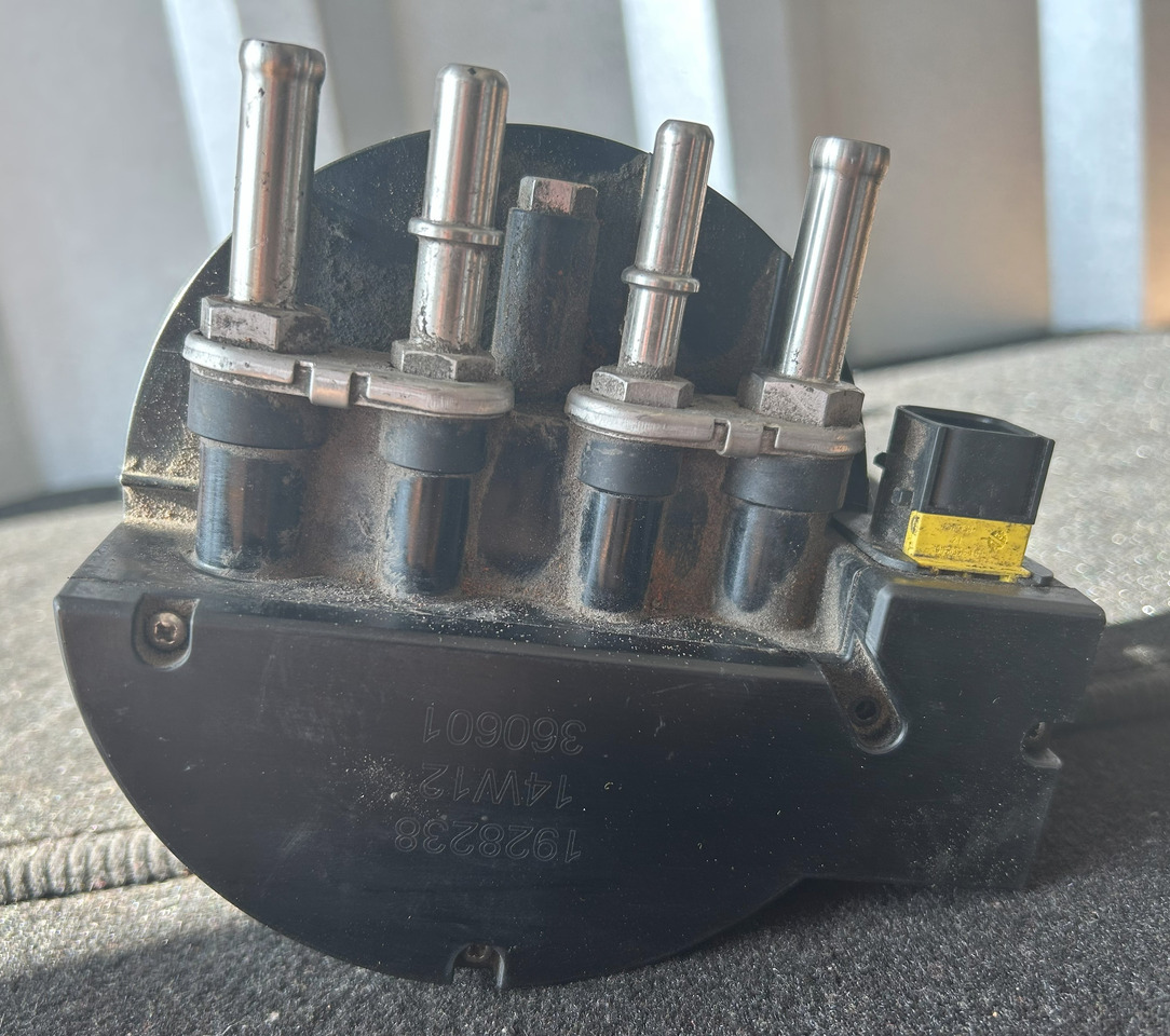 DAF XF 106 TEMPERATURE AND ADBLUE LEVEL SENSOR - Sensor: foto 5 DAF XF 106 TEMPERATURE AND ADBLUE LEVEL SENSOR - Sensor: foto 5