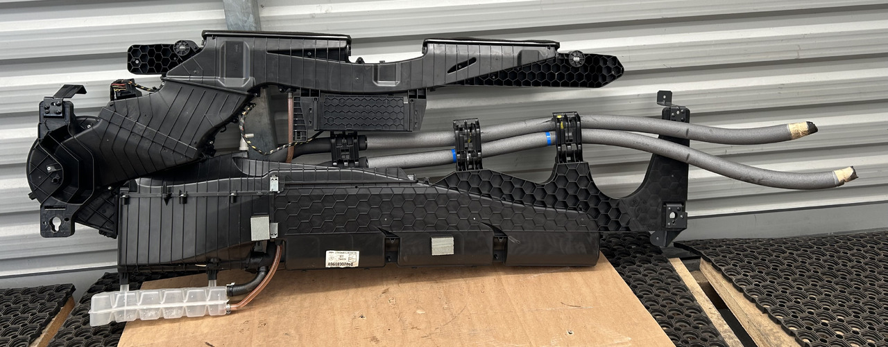 MERCEDES ACTROS MP4 PARKING AIR CONDITIONING - Pieza de aire acondicionado: foto 1 MERCEDES ACTROS MP4 PARKING AIR CONDITIONING - Pieza de aire acondicionado: foto 1