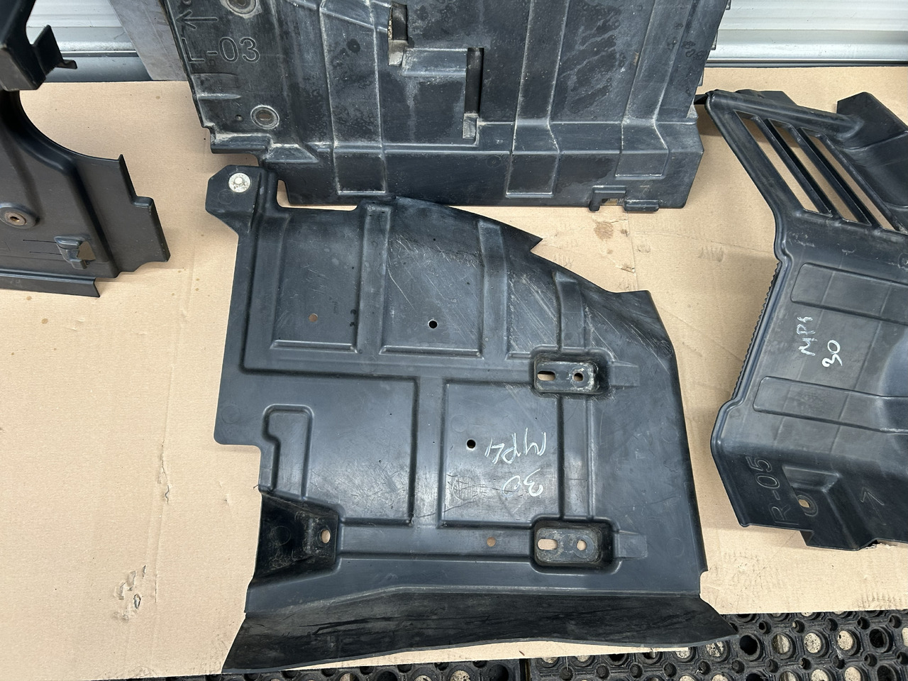 MERCEDES-BENZ ACTROS MP4 BIGSPACE ENGINE SOUNDPROOFING COVER KIT - Carrocería y exterior para Camión: foto 4 MERCEDES-BENZ ACTROS MP4 BIGSPACE ENGINE SOUNDPROOFING COVER KIT - Carrocería y exterior para Camión: foto 4