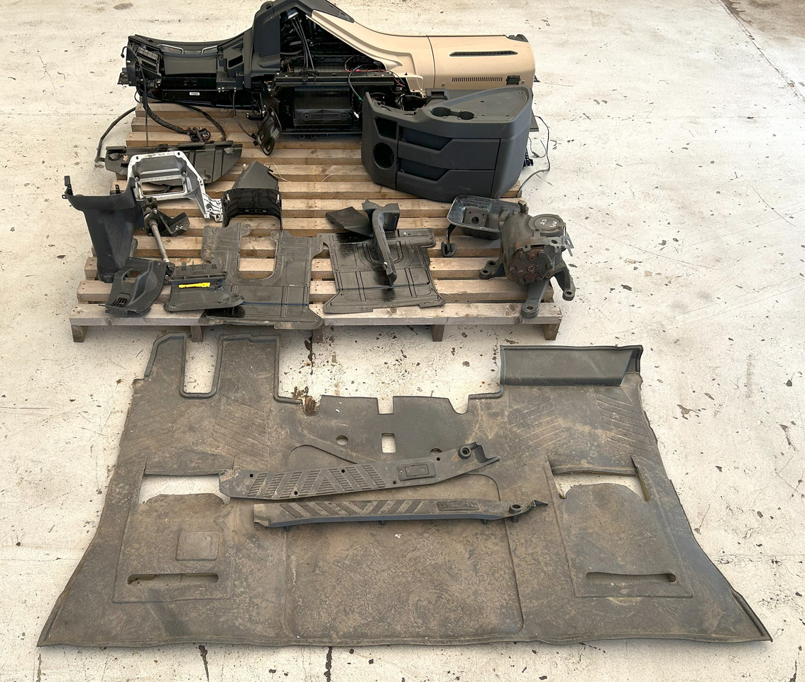 MERCEDES-BENZ COMPLETE INTERIOR CONSOLE - DASHBOARD FOR A BRITISH MERCEDES ACTROS MP4 - Cabina: foto 2 MERCEDES-BENZ COMPLETE INTERIOR CONSOLE - DASHBOARD FOR A BRITISH MERCEDES ACTROS MP4 - Cabina: foto 2