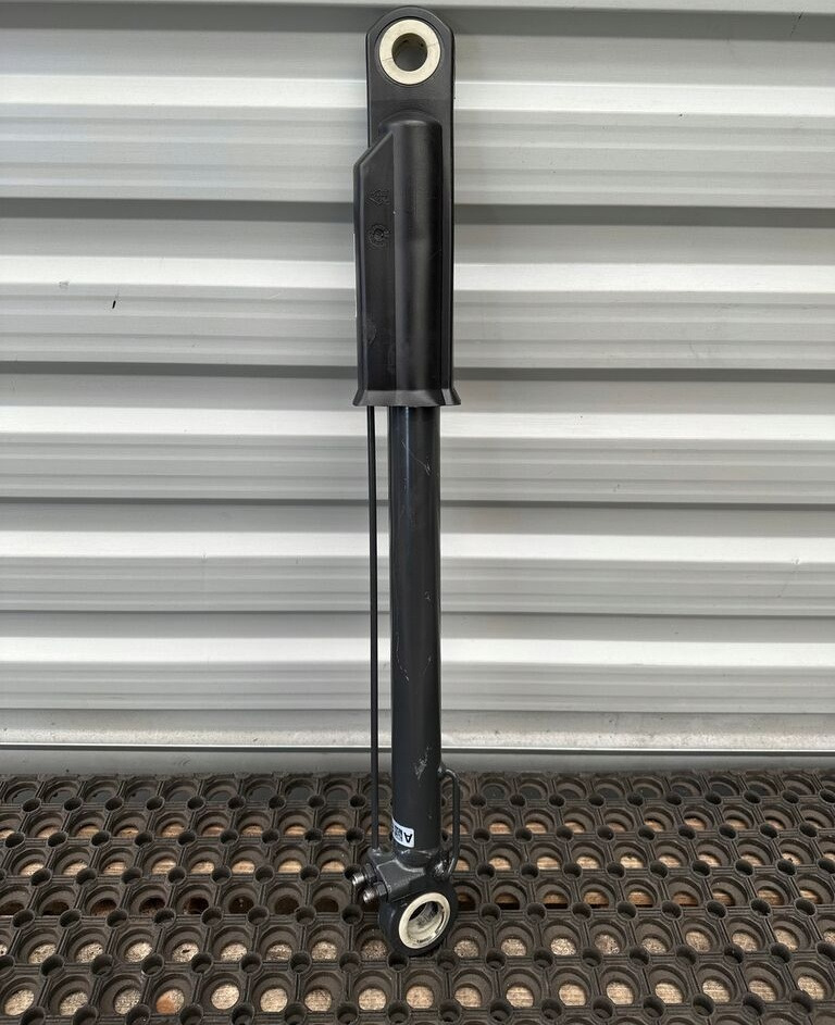 Mercedes-Benz ATEGO MB9675530005 truck - Cilindro hidráulico para Camión: foto 1 Mercedes-Benz ATEGO MB9675530005 truck - Cilindro hidráulico para Camión: foto 1