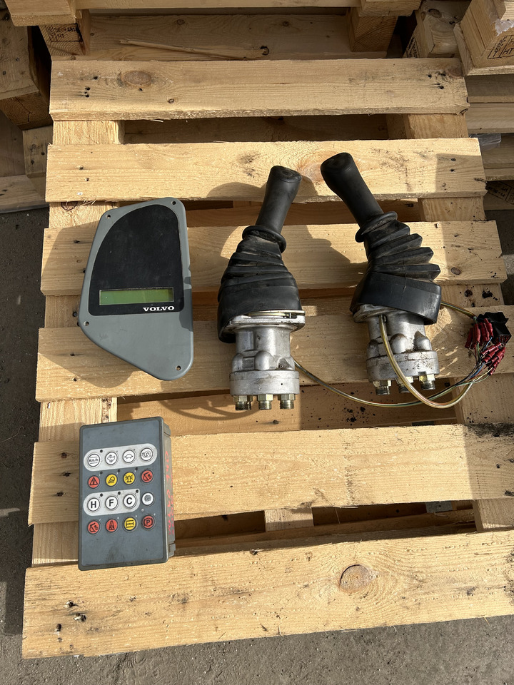 Volvo EW 140 - Cabina e interior para Excavadora: foto 1 Volvo EW 140 - Cabina e interior para Excavadora: foto 1