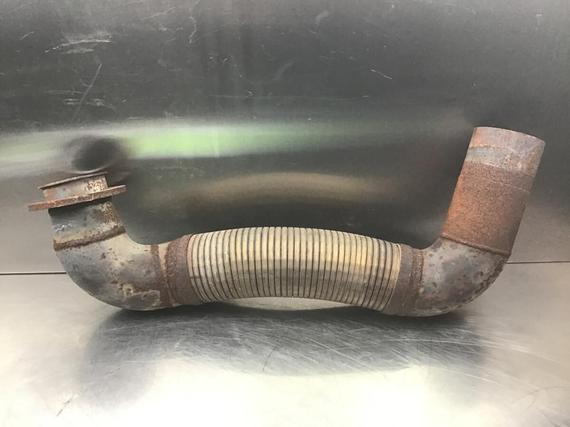 Liebherr L550 / L556 - Tubo de escape: foto 2 Liebherr L550 / L556 - Tubo de escape: foto 2