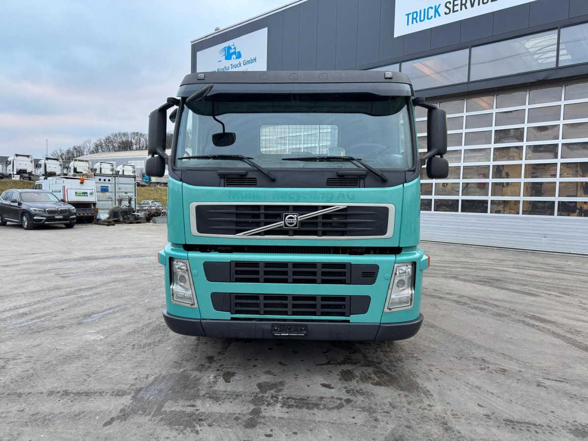 VOLVO FM-400 4x2 UT GIGANT 18T - Camión portacontenedor de cadenas: foto 2 VOLVO FM-400 4x2 UT GIGANT 18T - Camión portacontenedor de cadenas: foto 2