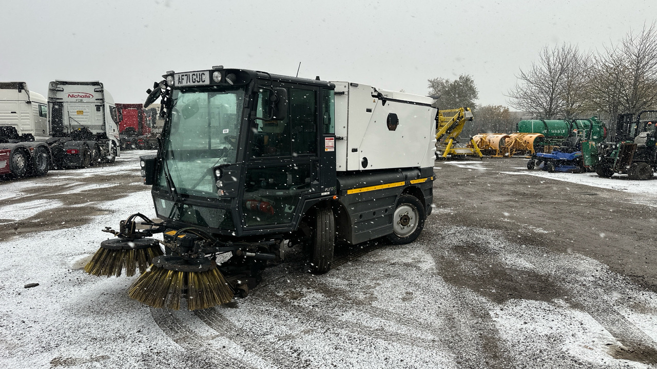 SCHMIDT SWINGO 200 - Barredora vial: foto 2 SCHMIDT SWINGO 200 - Barredora vial: foto 2