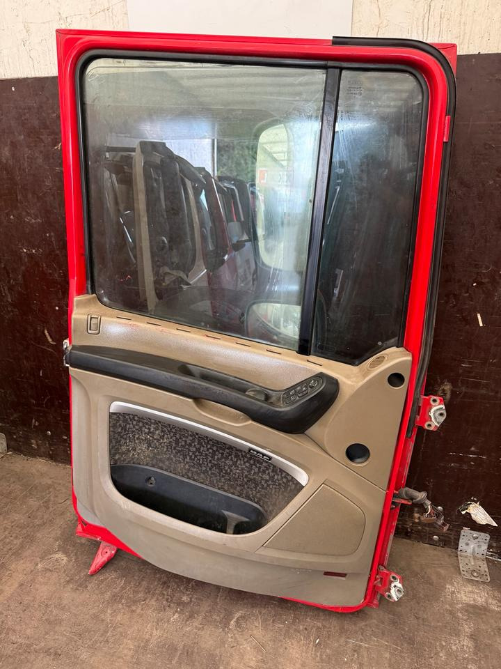 DAF XF 105,460 Fahrertür Rot Spiegel Innenverkleidung LN 47 - Puerta y piezas para Camión: foto 2 DAF XF 105,460 Fahrertür Rot Spiegel Innenverkleidung LN 47 - Puerta y piezas para Camión: foto 2