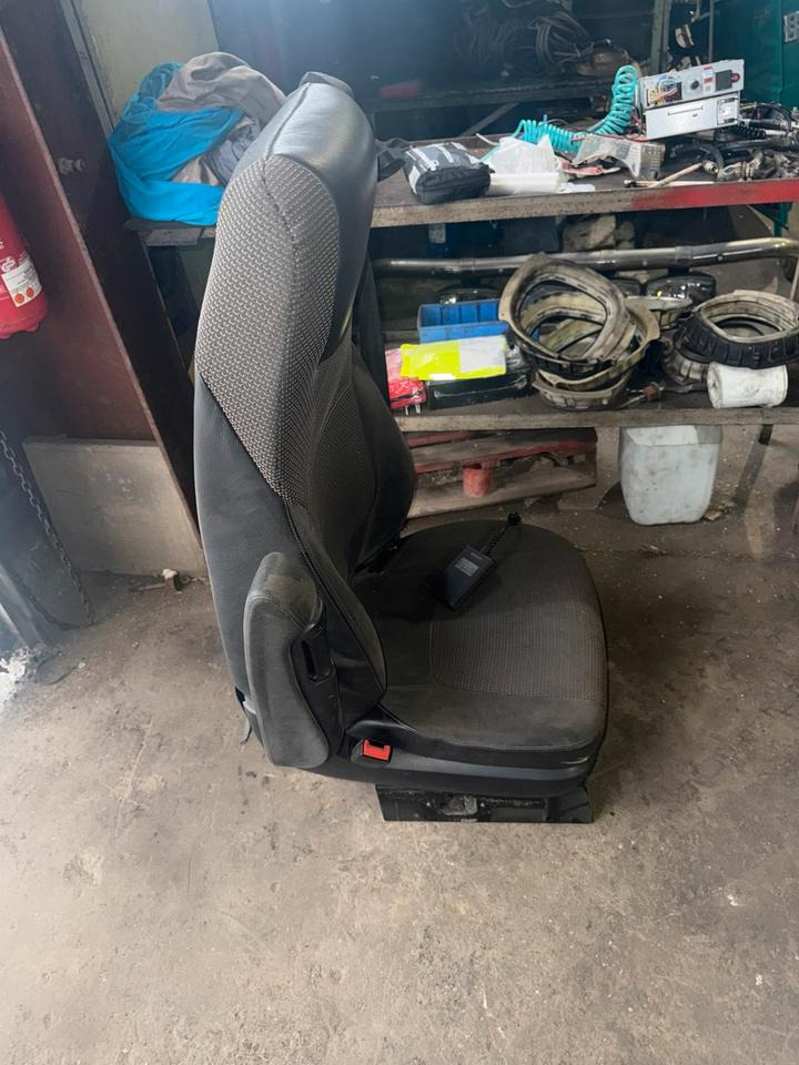 DAF XF 460 Euro 6 Fahrersitz mit Luft - Asiento para Camión: foto 2 DAF XF 460 Euro 6 Fahrersitz mit Luft - Asiento para Camión: foto 2