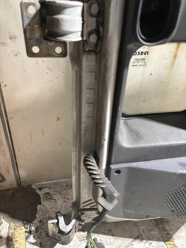 IVECO EURO CARGO Beifahrertür,weiß,Innenverkleidung LN 20 - Puerta y piezas para Camión: foto 4 IVECO EURO CARGO Beifahrertür,weiß,Innenverkleidung LN 20 - Puerta y piezas para Camión: foto 4
