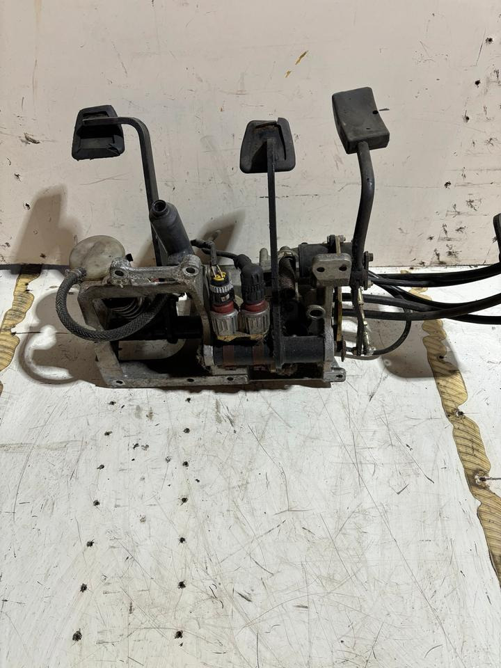 KNORR-BREMSE Fußbremsventil MB4825/35372 - Válvula de freno para Camión: foto 2 KNORR-BREMSE Fußbremsventil MB4825/35372 - Válvula de freno para Camión: foto 2