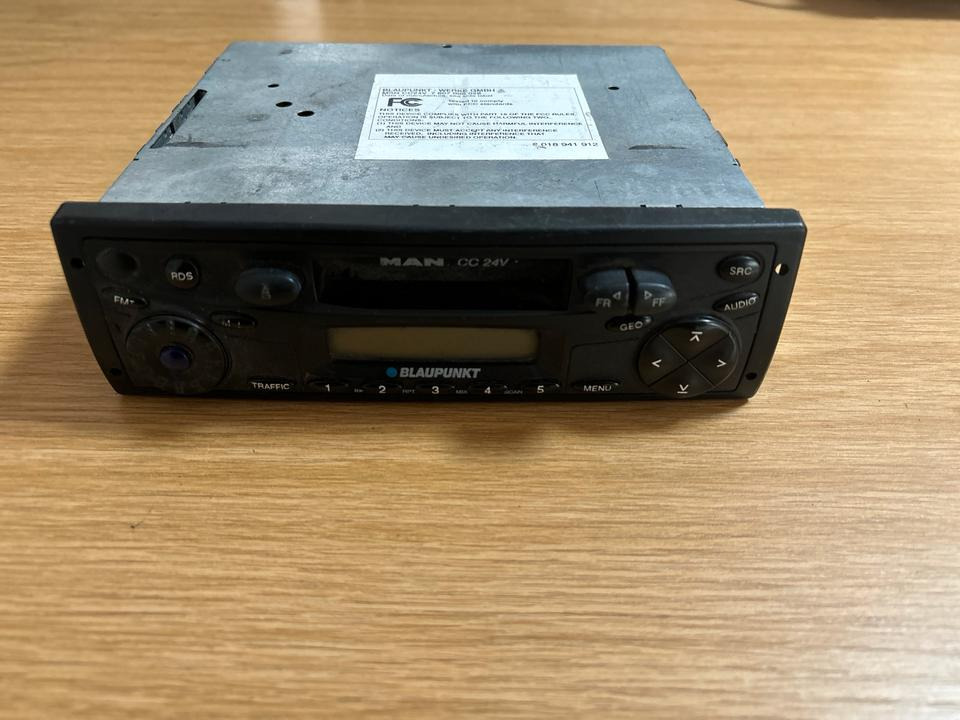 MAN CC24V BLAUPUNKT Radio 81.28101-6166 - Cabina e interior para Camión: foto 1 MAN CC24V BLAUPUNKT Radio 81.28101-6166 - Cabina e interior para Camión: foto 1