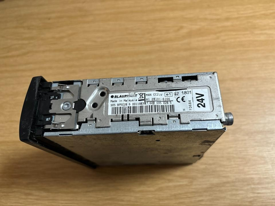 MAN CC24V BLAUPUNKT Radio 81.28101-6166 - Cabina e interior para Camión: foto 3 MAN CC24V BLAUPUNKT Radio 81.28101-6166 - Cabina e interior para Camión: foto 3