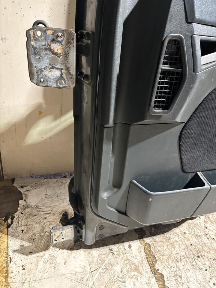 MAN TGL Beifahrertür,grau,Spiegel&Innenverkleidung LN 25 - Puerta y piezas para Camión: foto 4 MAN TGL Beifahrertür,grau,Spiegel&Innenverkleidung LN 25 - Puerta y piezas para Camión: foto 4