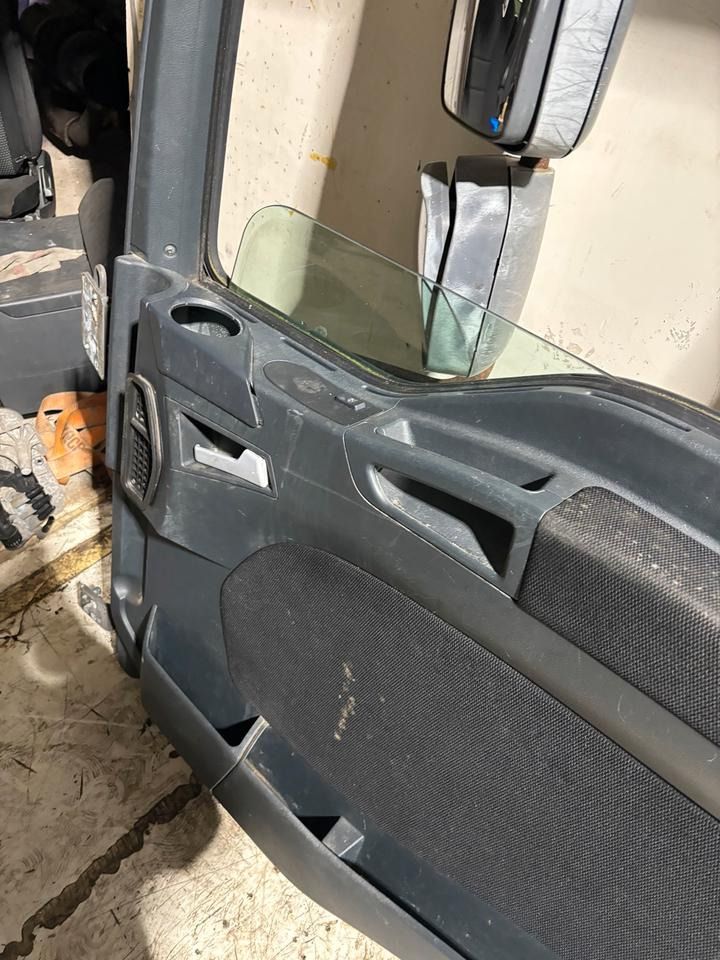 MAN TGL Beifahrertür,grau,Spiegel&Innenverkleidung LN 25 - Puerta y piezas para Camión: foto 5 MAN TGL Beifahrertür,grau,Spiegel&Innenverkleidung LN 25 - Puerta y piezas para Camión: foto 5