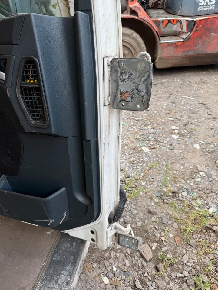 MAN TGL Fahrertür Weiß Spiegel Innenverkleidung - Puerta y piezas para Camión: foto 4 MAN TGL Fahrertür Weiß Spiegel Innenverkleidung - Puerta y piezas para Camión: foto 4