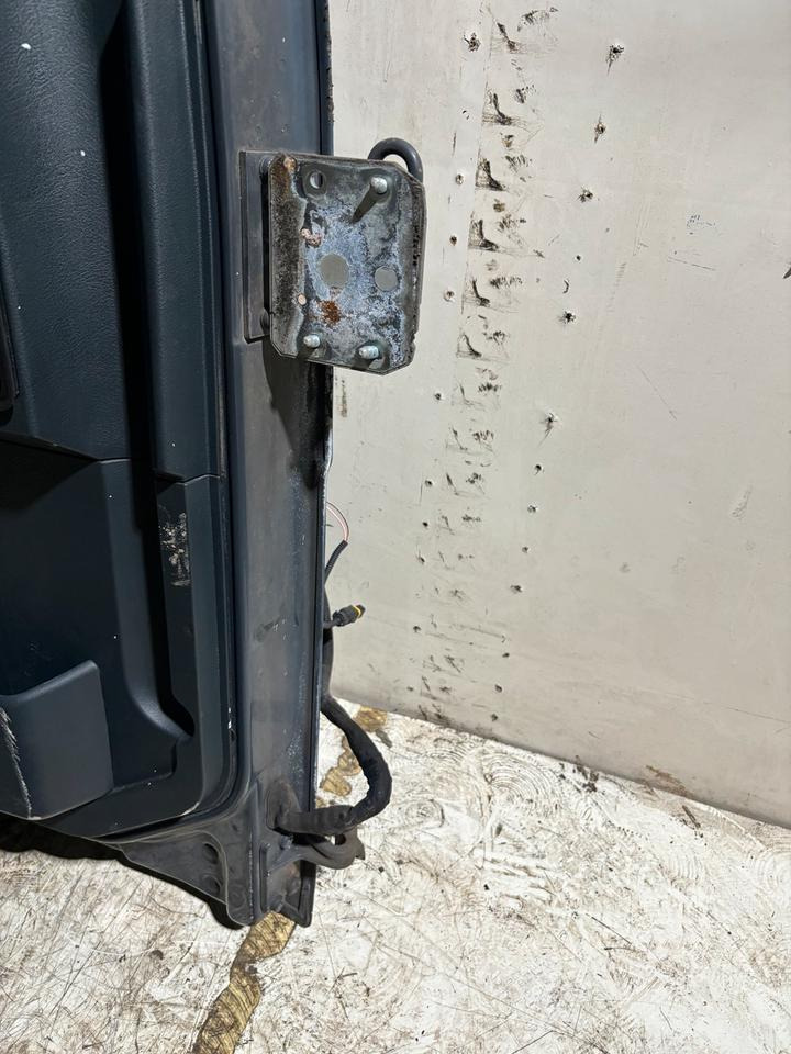 MAN TGL Fahrertür,grau Spiegel&Innenverkleidung Euro 5/6 LN 24 - Puerta y piezas para Camión: foto 4 MAN TGL Fahrertür,grau Spiegel&Innenverkleidung Euro 5/6 LN 24 - Puerta y piezas para Camión: foto 4