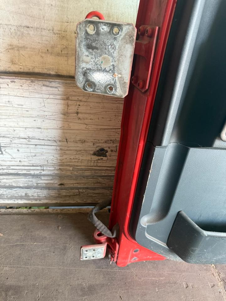 MAN TGM Beifahrertür Rot Spiegel Innenverkleidung LN 66 - Puerta y piezas para Camión: foto 5 MAN TGM Beifahrertür Rot Spiegel Innenverkleidung LN 66 - Puerta y piezas para Camión: foto 5