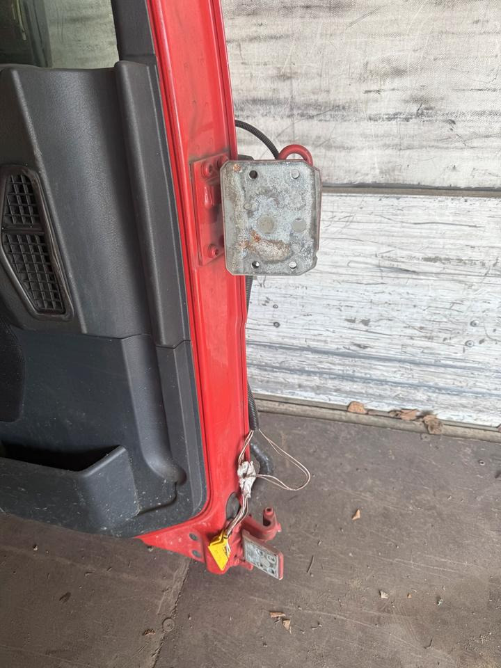 MAN TGM Fahrertür Rot Spiegel Innenverkleidung LN 65 - Puerta y piezas para Camión: foto 3 MAN TGM Fahrertür Rot Spiegel Innenverkleidung LN 65 - Puerta y piezas para Camión: foto 3