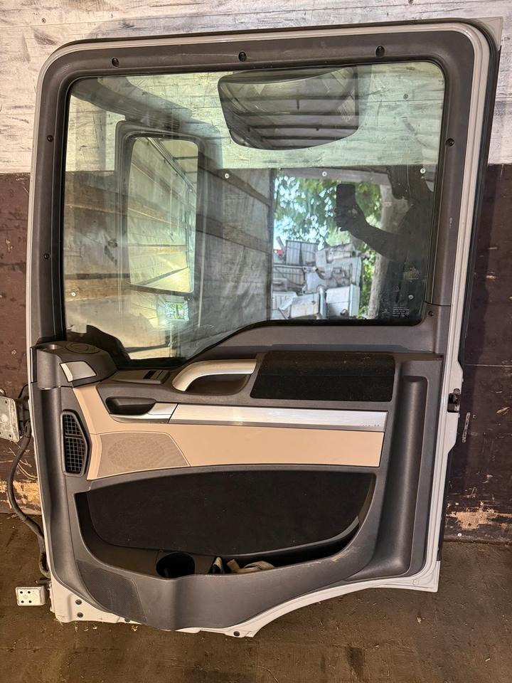 MAN TGS EU6 Beifahrertür Grau Spiegel Innenverkleidung LN 49 - Puerta y piezas para Camión: foto 2 MAN TGS EU6 Beifahrertür Grau Spiegel Innenverkleidung LN 49 - Puerta y piezas para Camión: foto 2