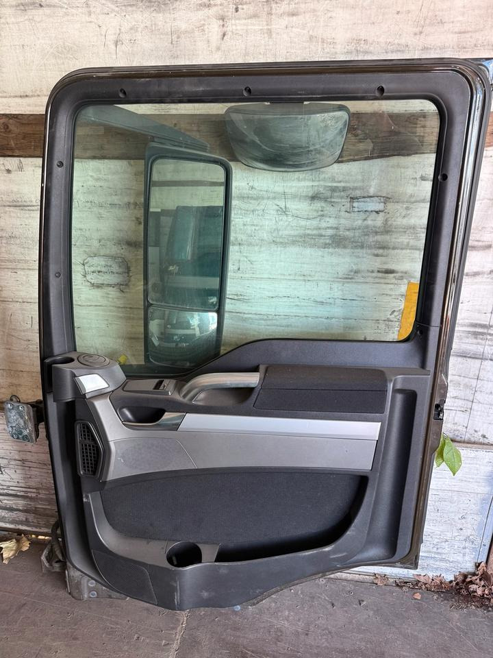 MAN TGS EU6 Beifahrertür Spiegel Innenverkleidung LN 80 - Puerta y piezas para Camión: foto 2 MAN TGS EU6 Beifahrertür Spiegel Innenverkleidung LN 80 - Puerta y piezas para Camión: foto 2
