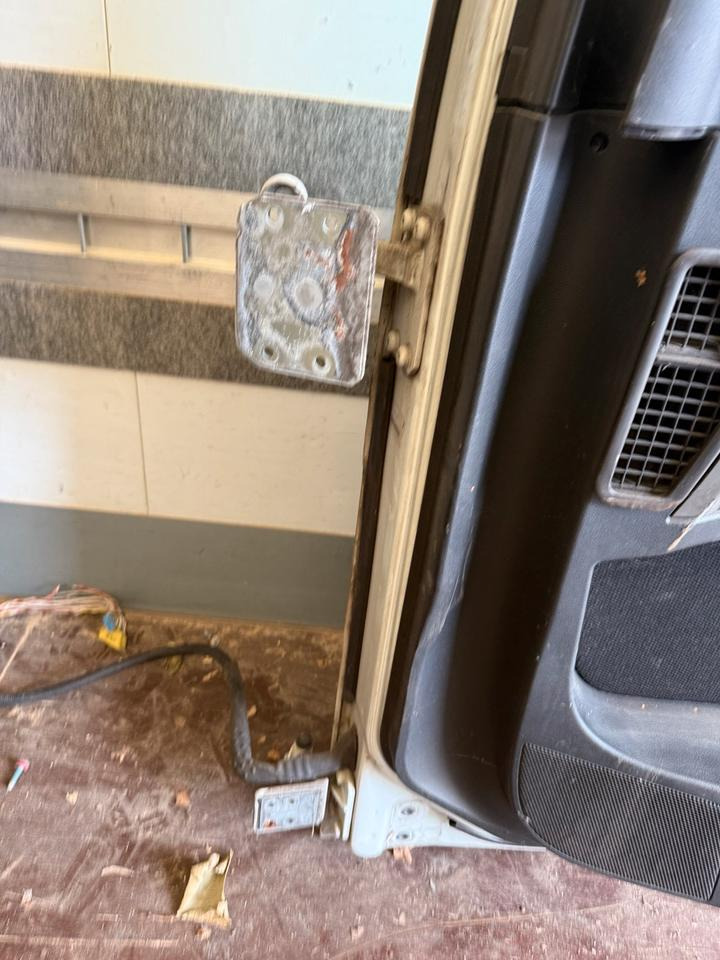 MAN TGX Beifahrertür Weiß Innenverkleidung LN 67 - Puerta y piezas para Camión: foto 3 MAN TGX Beifahrertür Weiß Innenverkleidung LN 67 - Puerta y piezas para Camión: foto 3