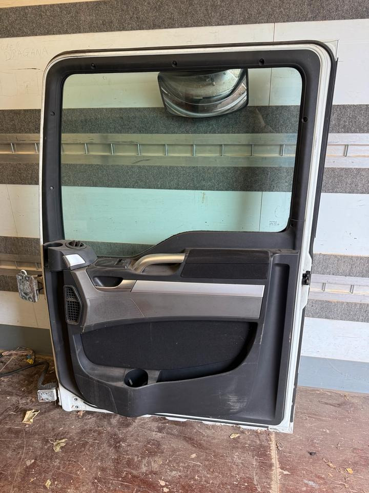 MAN TGX Beifahrertür Weiß Innenverkleidung LN 67 - Puerta y piezas para Camión: foto 2 MAN TGX Beifahrertür Weiß Innenverkleidung LN 67 - Puerta y piezas para Camión: foto 2
