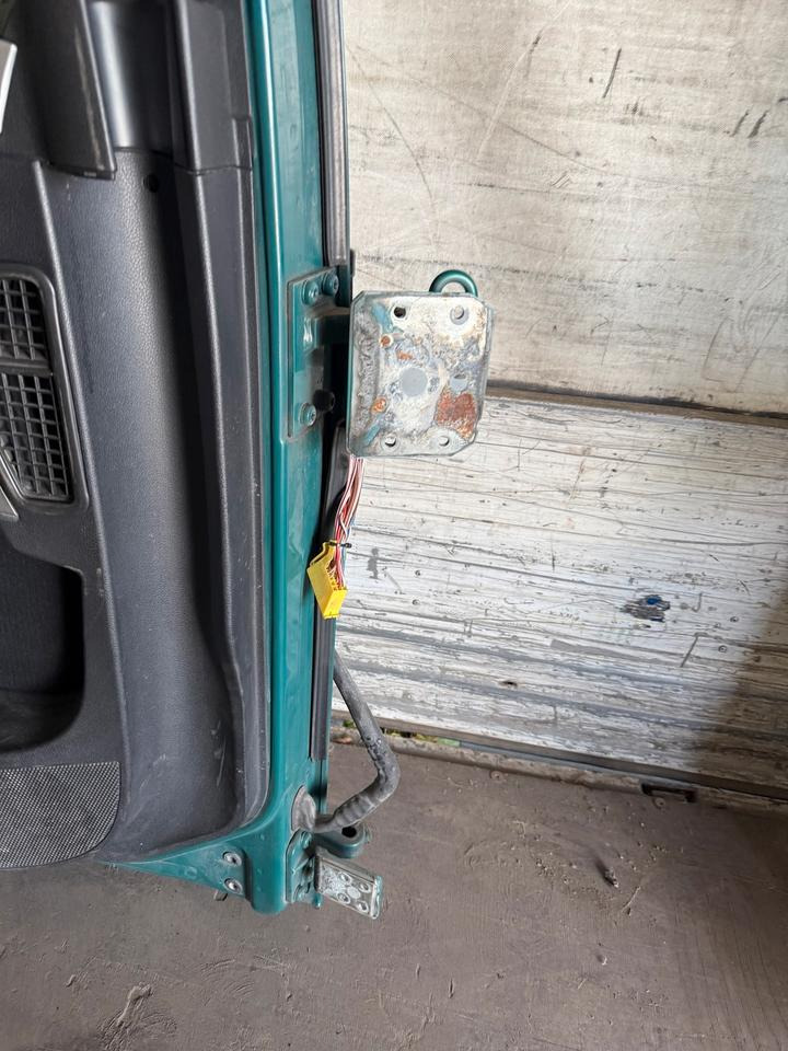 MAN TGX Fahrertür Grün Spiegel Innenverkleidung LN 60 - Puerta y piezas para Camión: foto 3 MAN TGX Fahrertür Grün Spiegel Innenverkleidung LN 60 - Puerta y piezas para Camión: foto 3