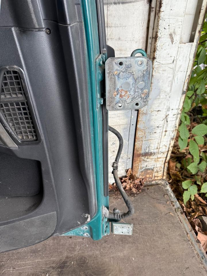 MAN TGX Fahrertür Grün mit Spiegel Innenverkleidung LN 83 - Puerta y piezas para Camión: foto 3 MAN TGX Fahrertür Grün mit Spiegel Innenverkleidung LN 83 - Puerta y piezas para Camión: foto 3