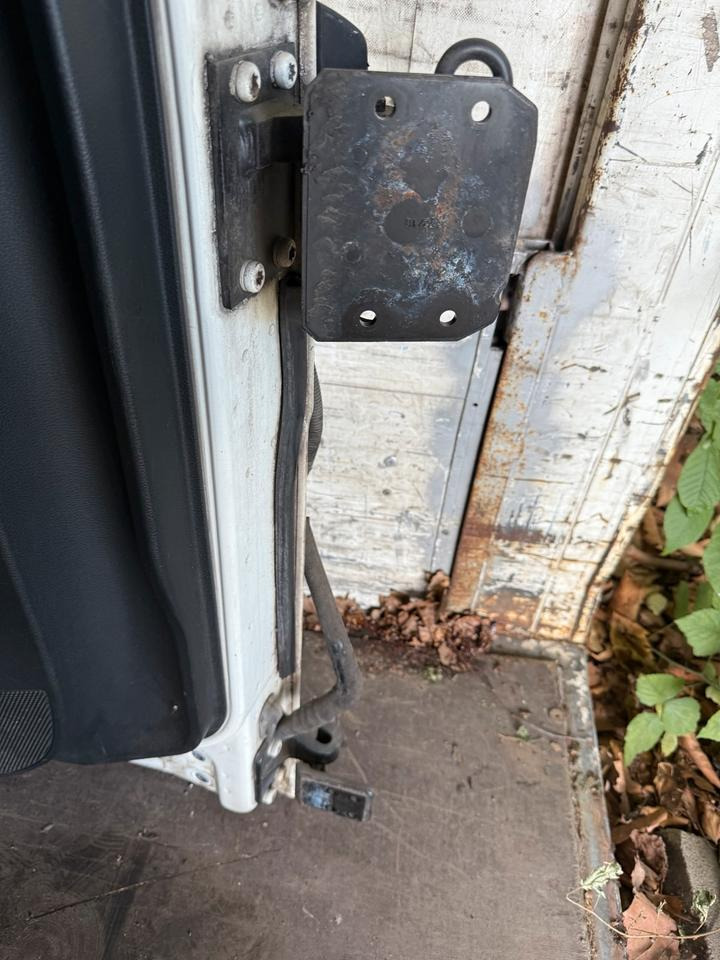 MAN TGX Fahrertür Weiß mit Spiegel Innenverkleidung LN 84 - Puerta y piezas para Camión: foto 3 MAN TGX Fahrertür Weiß mit Spiegel Innenverkleidung LN 84 - Puerta y piezas para Camión: foto 3