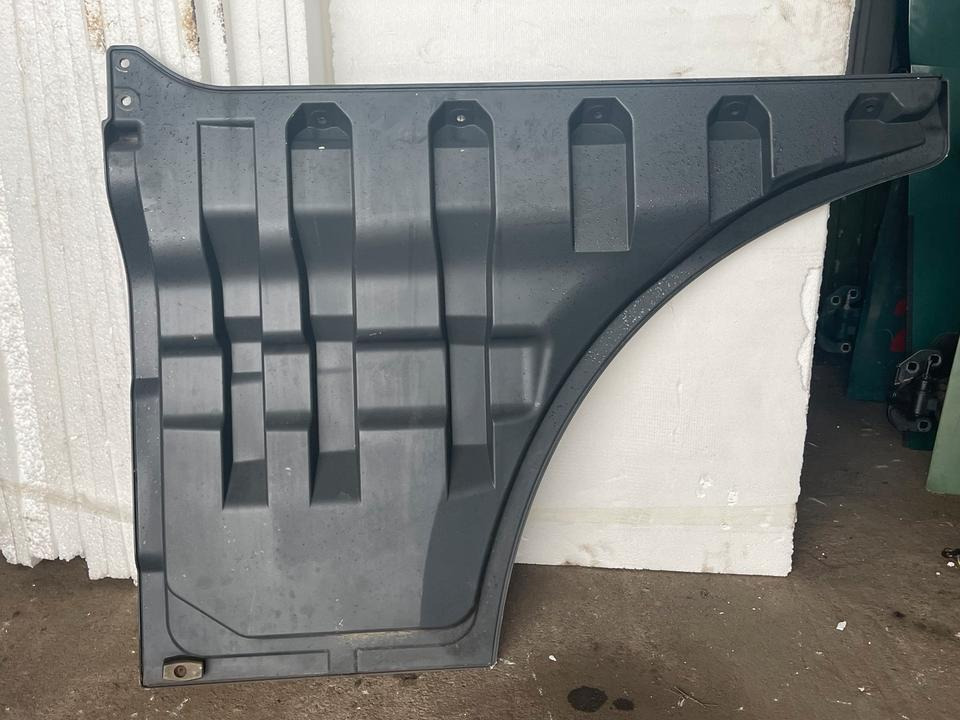 MAN TGX TGA Abdeckung Türverlängerung Rechts - Puerta y piezas para Camión: foto 2 MAN TGX TGA Abdeckung Türverlängerung Rechts - Puerta y piezas para Camión: foto 2