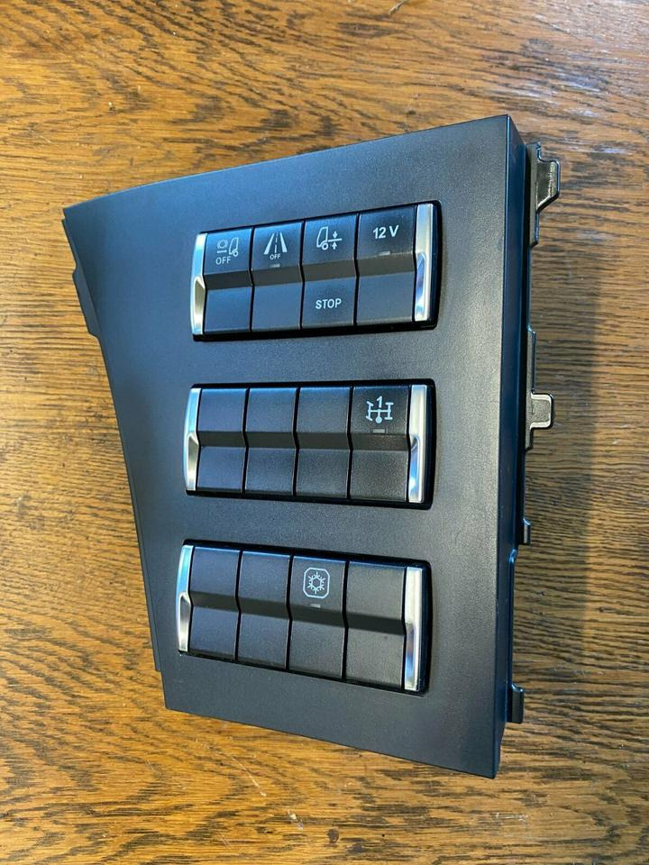 Mercedes Actros MP4 Bedienungspanel A 960 540 02 46 - Cabina e interior para Camión: foto 2 Mercedes Actros MP4 Bedienungspanel A 960 540 02 46 - Cabina e interior para Camión: foto 2