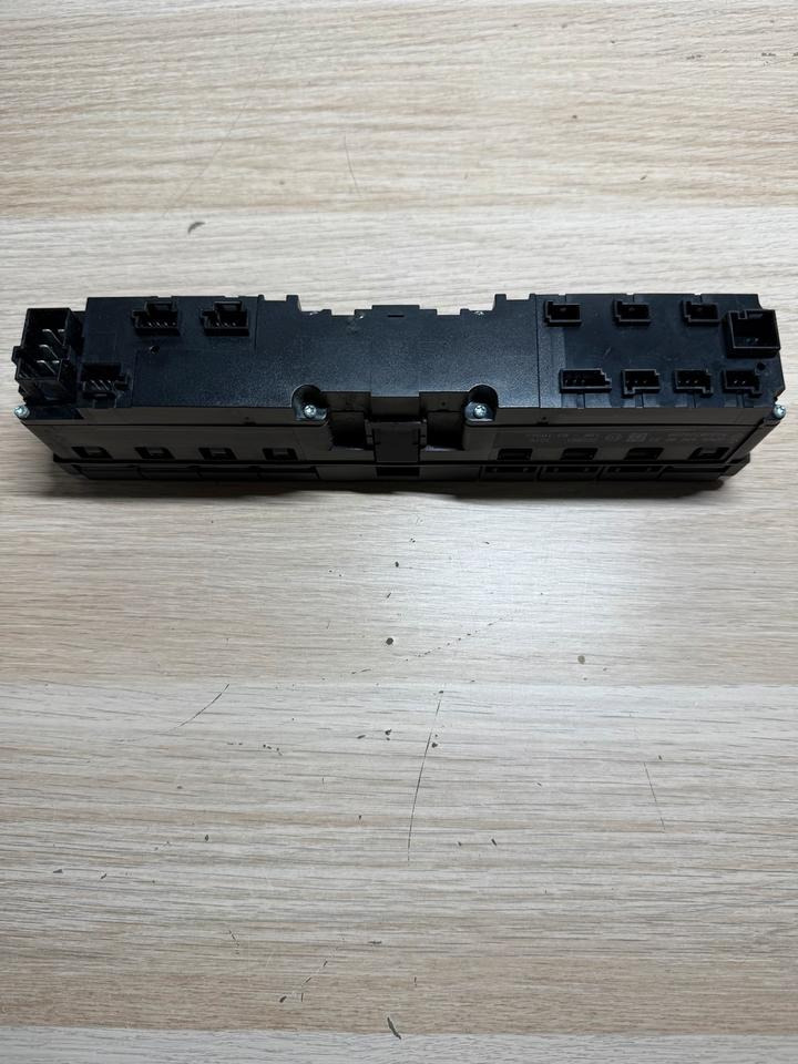 Mercedes Actros MP4 Warnblinkschalter Bedienungspanele - Cabina e interior para Camión: foto 3 Mercedes Actros MP4 Warnblinkschalter Bedienungspanele - Cabina e interior para Camión: foto 3