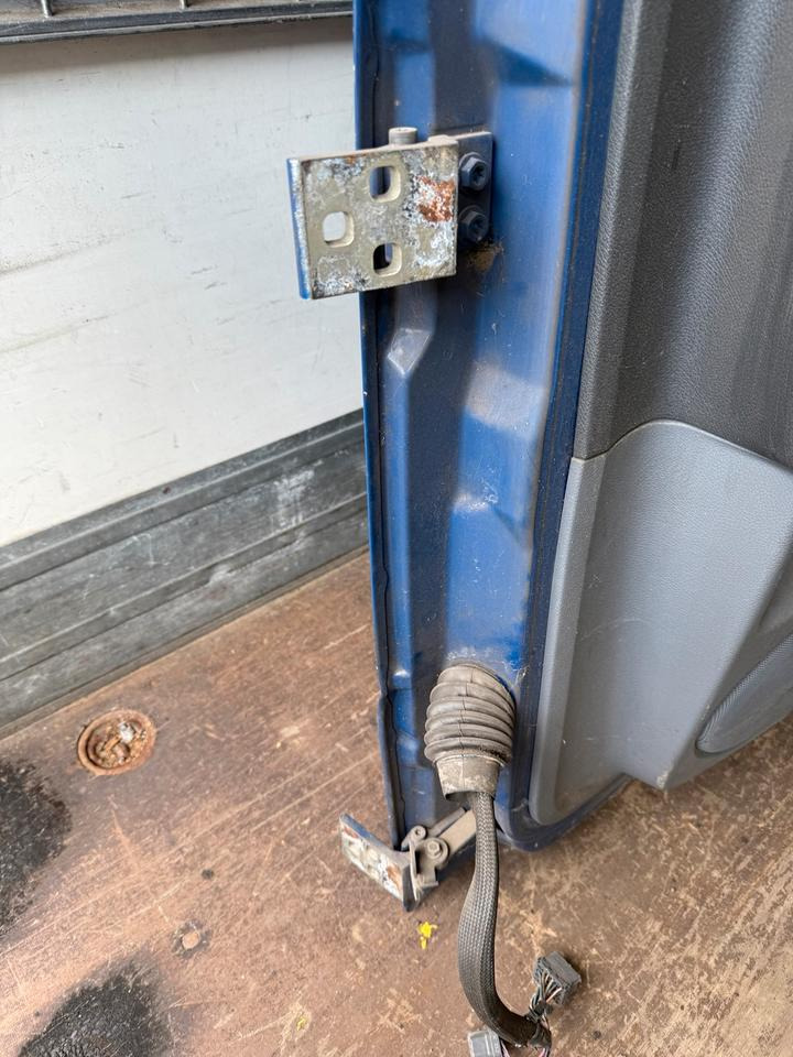 Mercedes Atego 2 Beifahrertür Blau Spiegel Innenverkleidung LN 68 - Puerta y piezas para Camión: foto 4 Mercedes Atego 2 Beifahrertür Blau Spiegel Innenverkleidung LN 68 - Puerta y piezas para Camión: foto 4