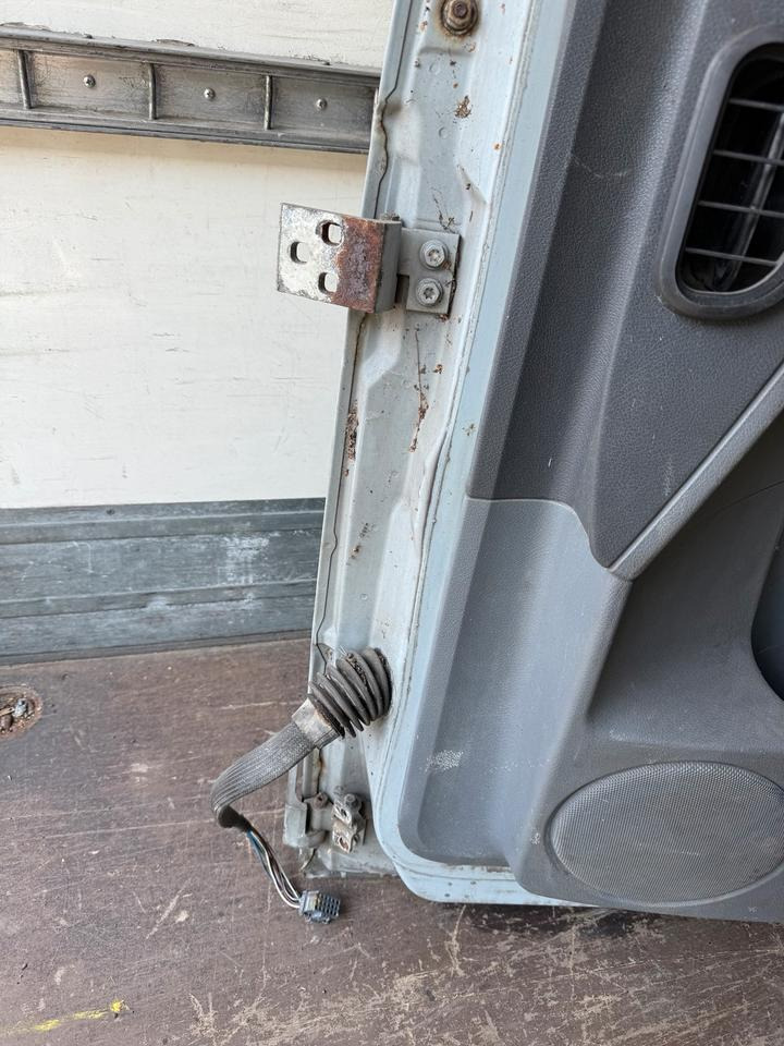 Mercedes Atego 2 Beifahrertür Grau Spiegel Innenverkleidung LN 70 - Puerta y piezas para Camión: foto 5 Mercedes Atego 2 Beifahrertür Grau Spiegel Innenverkleidung LN 70 - Puerta y piezas para Camión: foto 5