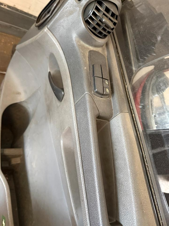 Mercedes Atego 2 Beifahrertür Rot Spiegel Innenverkleidung LN 77 - Puerta y piezas para Camión: foto 5 Mercedes Atego 2 Beifahrertür Rot Spiegel Innenverkleidung LN 77 - Puerta y piezas para Camión: foto 5