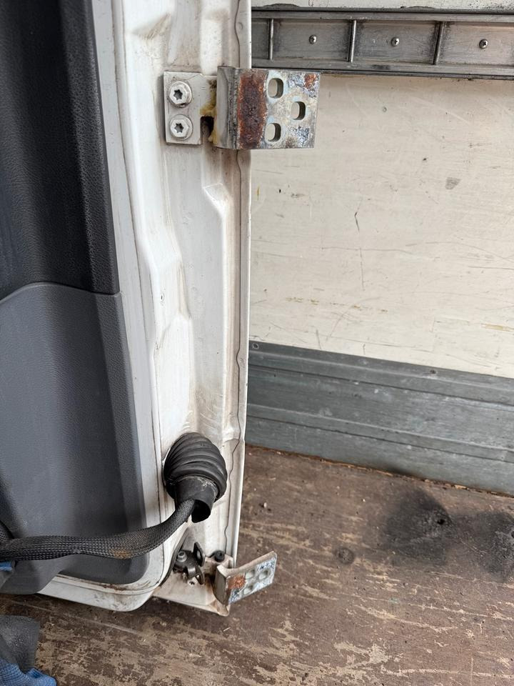 Mercedes Atego 2 Fahrertür Weiße Spiegel Innenverkleidung LN 72 - Puerta y piezas para Camión: foto 3 Mercedes Atego 2 Fahrertür Weiße Spiegel Innenverkleidung LN 72 - Puerta y piezas para Camión: foto 3