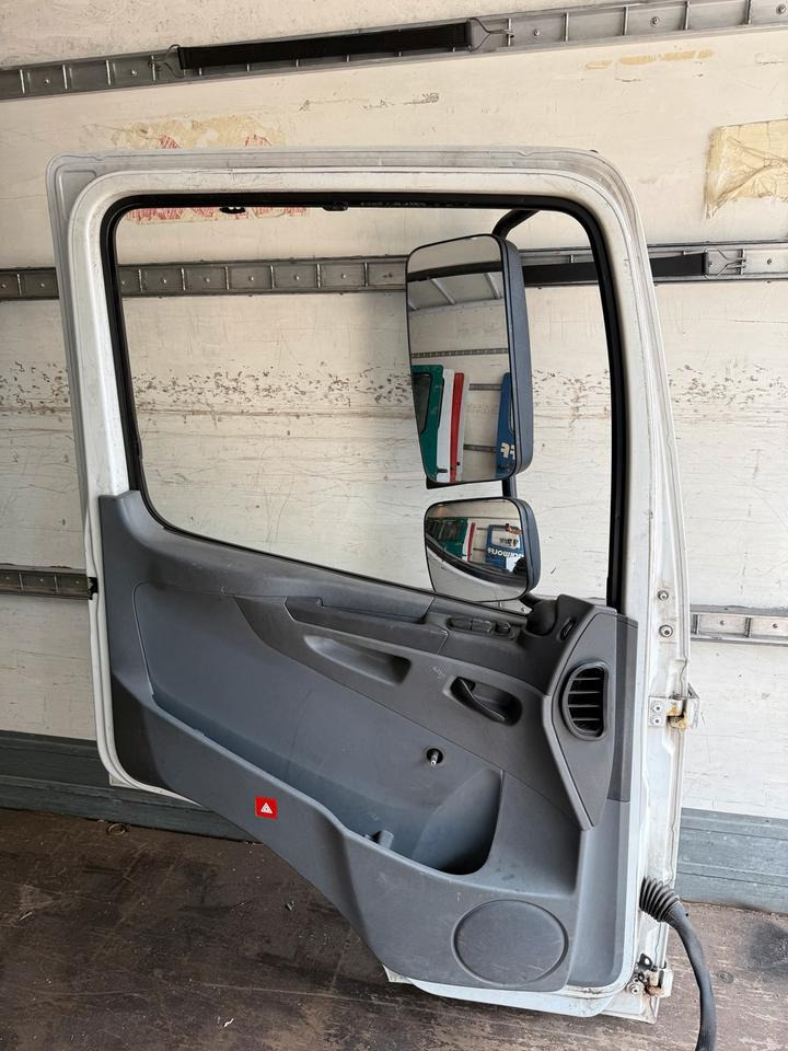 Mercedes Atego 2 Fahrertür Weiße Spiegel Innenverkleidung LN 72 - Puerta y piezas para Camión: foto 2 Mercedes Atego 2 Fahrertür Weiße Spiegel Innenverkleidung LN 72 - Puerta y piezas para Camión: foto 2