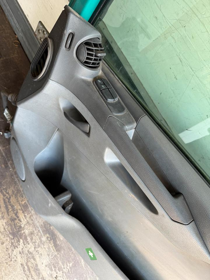 Mercedes Atego Beifahrertür Grün Innenverkleidung LN 71 - Puerta y piezas para Camión: foto 4 Mercedes Atego Beifahrertür Grün Innenverkleidung LN 71 - Puerta y piezas para Camión: foto 4