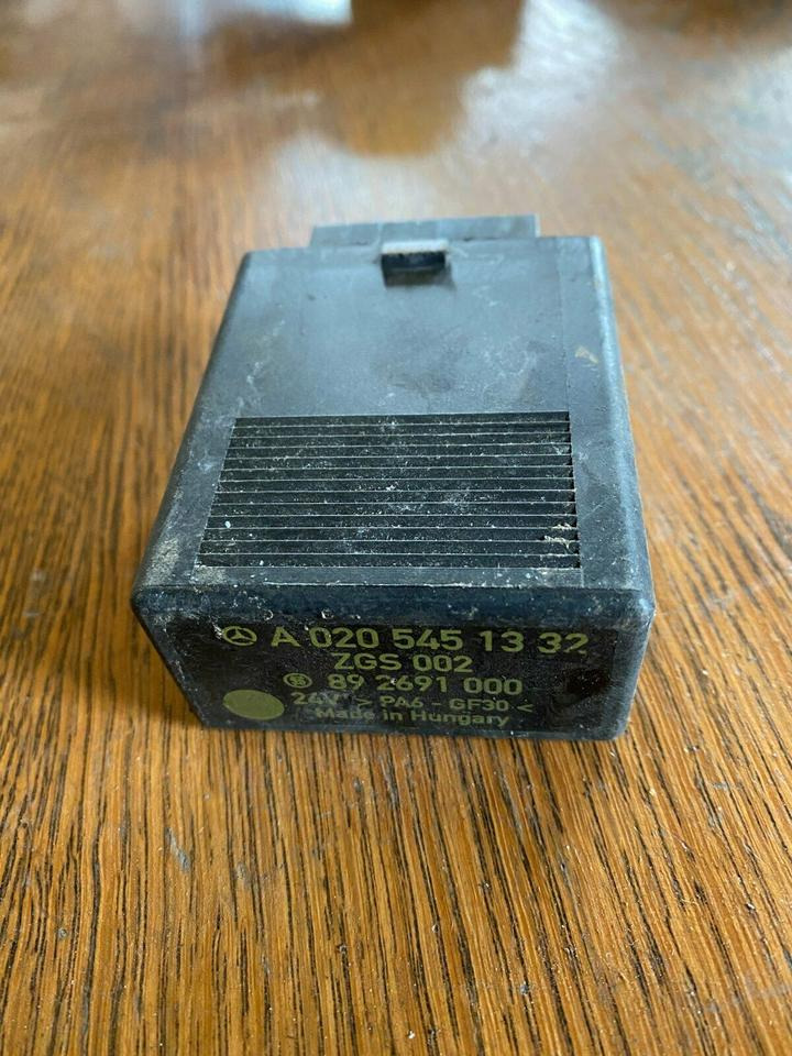 Mercedes Atego Blinkermodul Relais Steuergerät A 020 545 13 32 - Unidad de control para Camión: foto 1 Mercedes Atego Blinkermodul Relais Steuergerät A 020 545 13 32 - Unidad de control para Camión: foto 1
