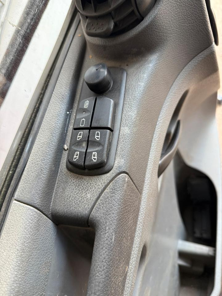 Mercedes Atego Fahrertür Rot Spiegel Innenverkleidung LN 74 - Puerta y piezas para Camión: foto 3 Mercedes Atego Fahrertür Rot Spiegel Innenverkleidung LN 74 - Puerta y piezas para Camión: foto 3