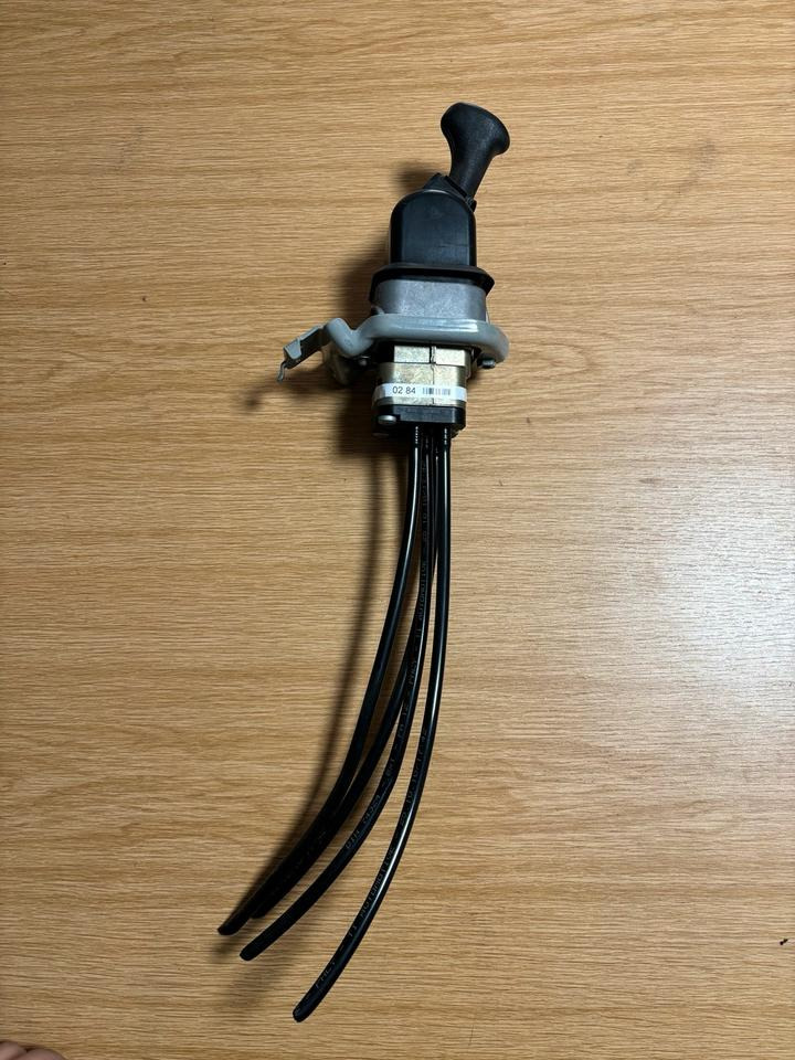 Mercedes KNORR-BREMSE Bremsventil Handbremsventil A0004200284 - Válvula de freno para Camión: foto 2 Mercedes KNORR-BREMSE Bremsventil Handbremsventil A0004200284 - Válvula de freno para Camión: foto 2