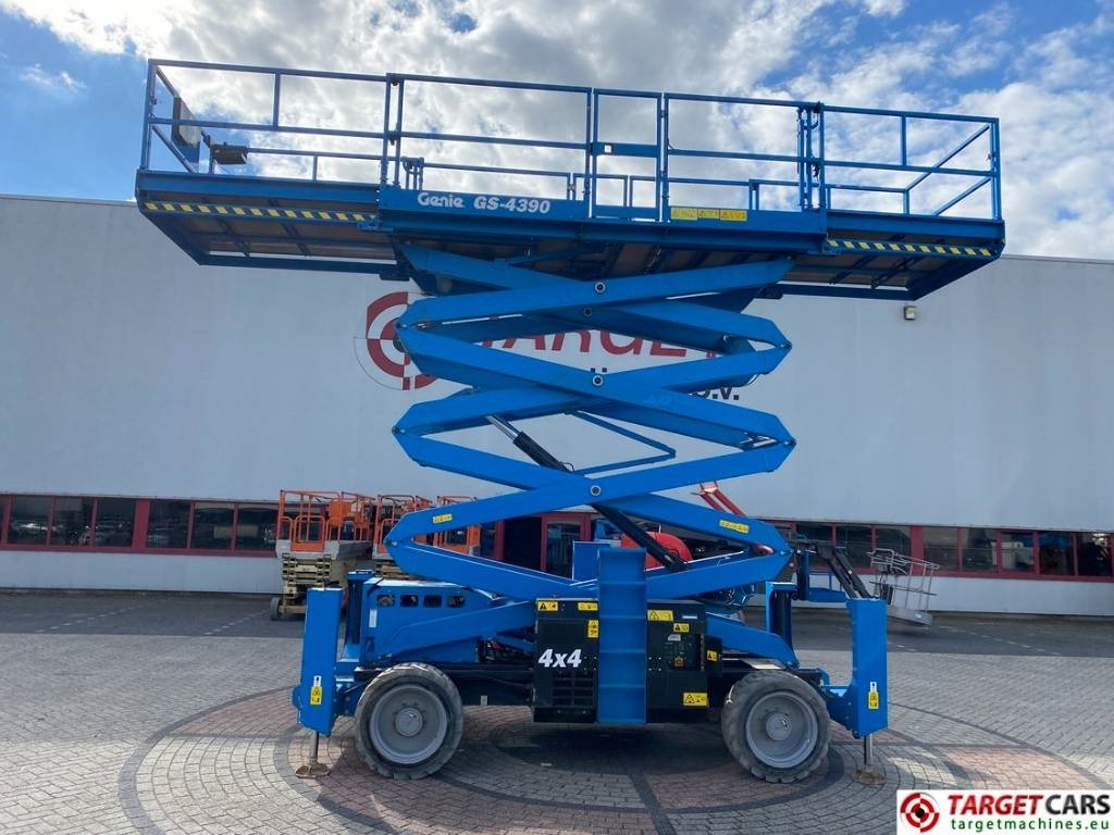 Genie GS-4390 RT LPG 4x4 Scissor Work Lift 1511cm - Plataforma de tijeras: foto 5 Genie GS-4390 RT LPG 4x4 Scissor Work Lift 1511cm - Plataforma de tijeras: foto 5