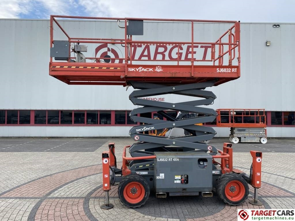 SkyJack SJ6832RT Diesel Scissor Work Lift 1180cm - Plataforma de tijeras: foto 5 SkyJack SJ6832RT Diesel Scissor Work Lift 1180cm - Plataforma de tijeras: foto 5