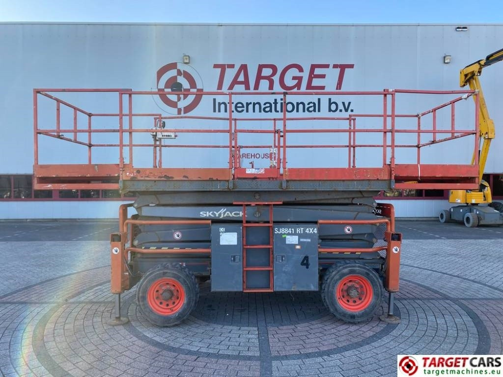 SkyJack SJ8841 RT Diesel 4x4 Scissor Work Lift 1430cm - Plataforma de tijeras: foto 5 SkyJack SJ8841 RT Diesel 4x4 Scissor Work Lift 1430cm - Plataforma de tijeras: foto 5